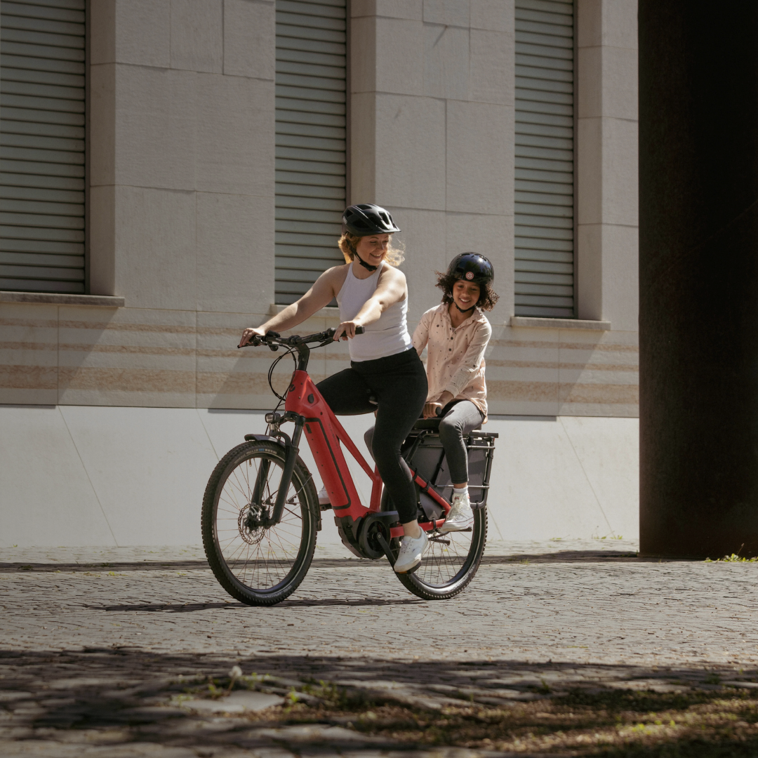 velo cargo avec femme et enfant