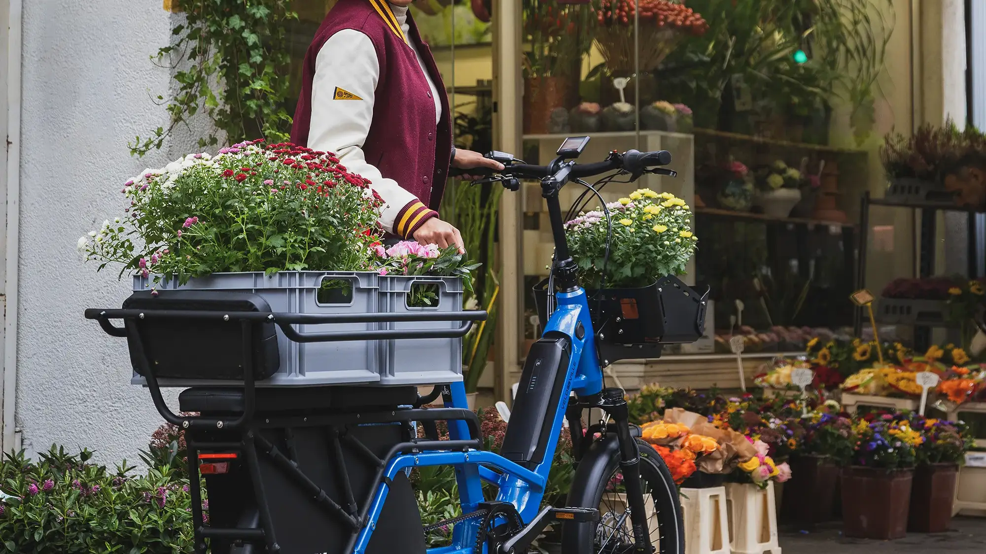 femme vélo électrique cargo course